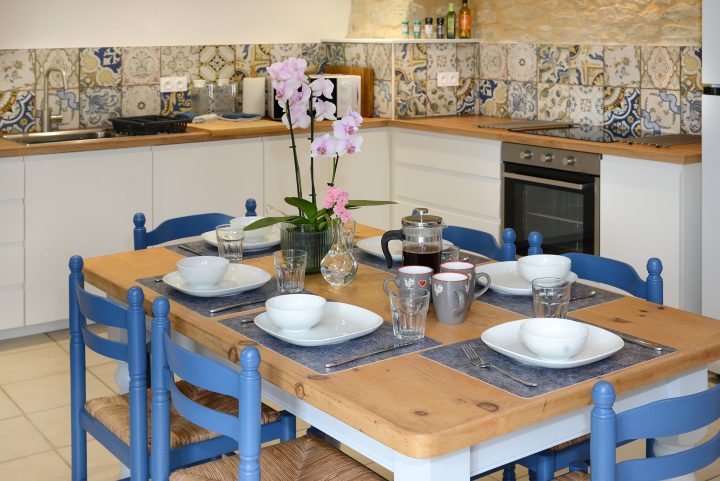 Modern & Fully fitted/kitted Kitchen