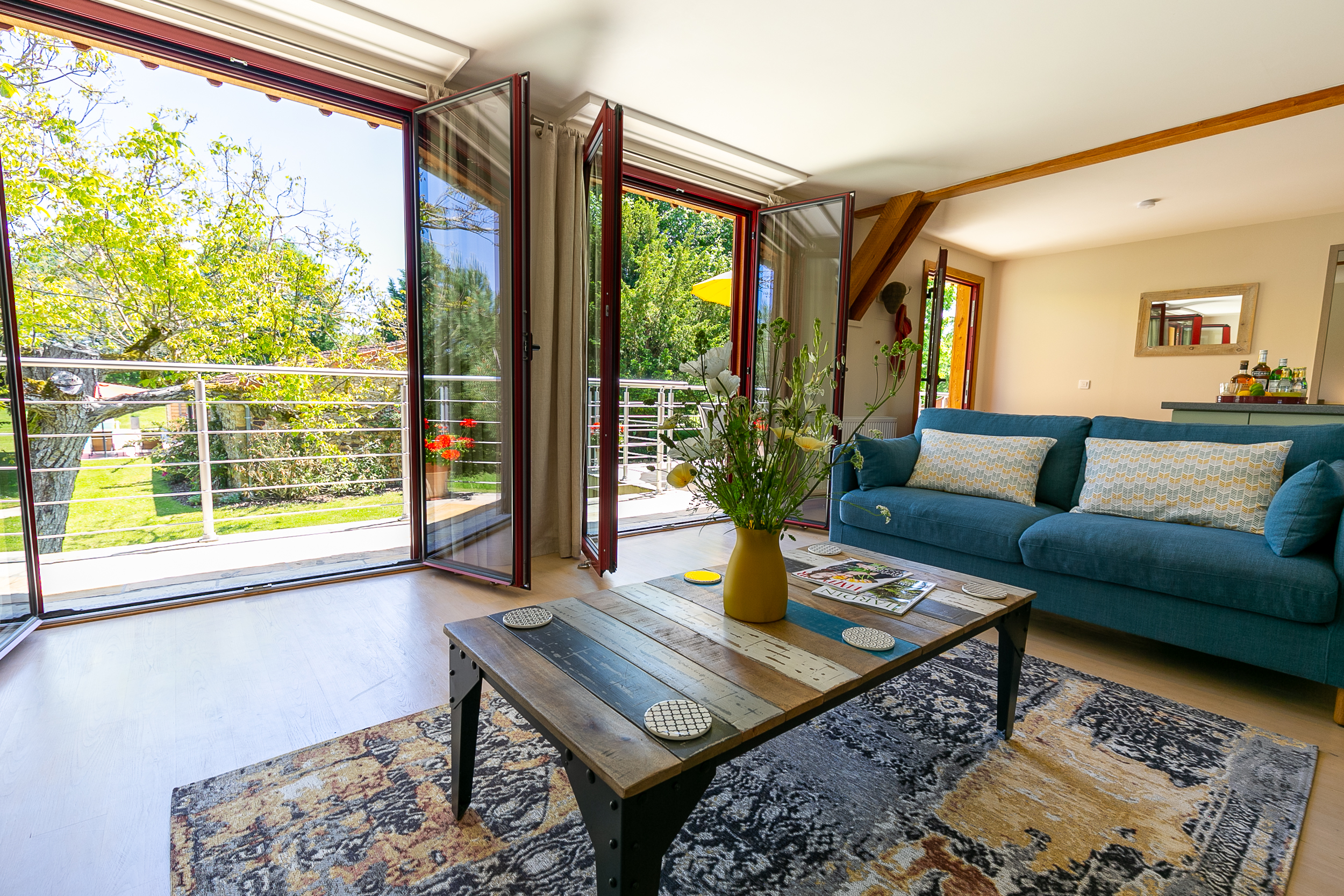 Lounge to balcony terrace