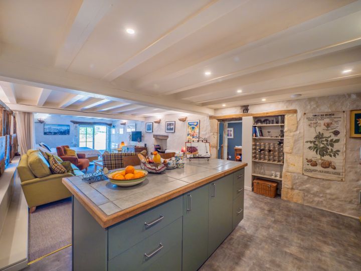 Carmagnac - Large kitchen with centre island
